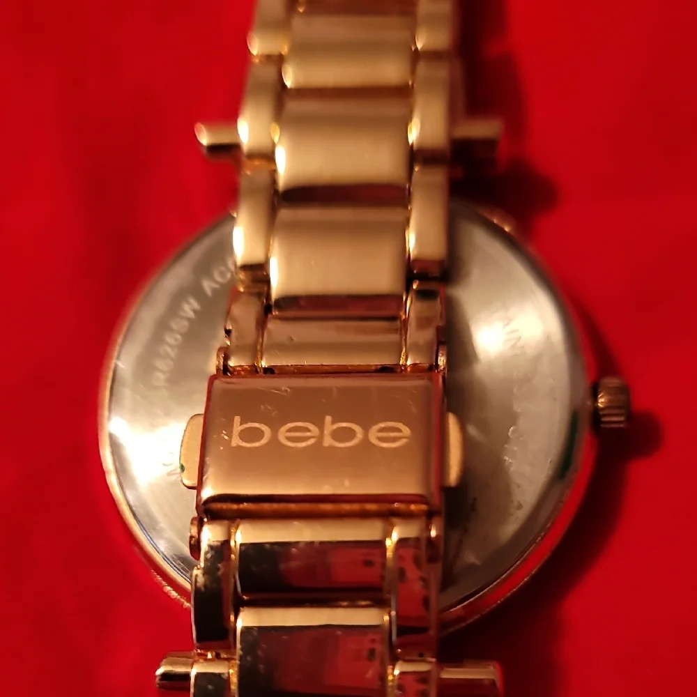 Elegant Gold Watch with Crystal‎ Accents
